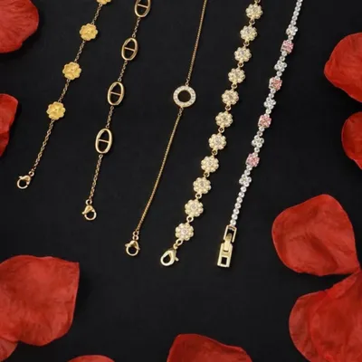 Bracelets dorés élégants 